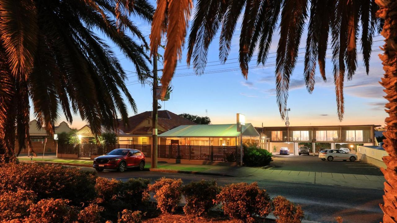 Court Street Motel Parkes Esterno foto