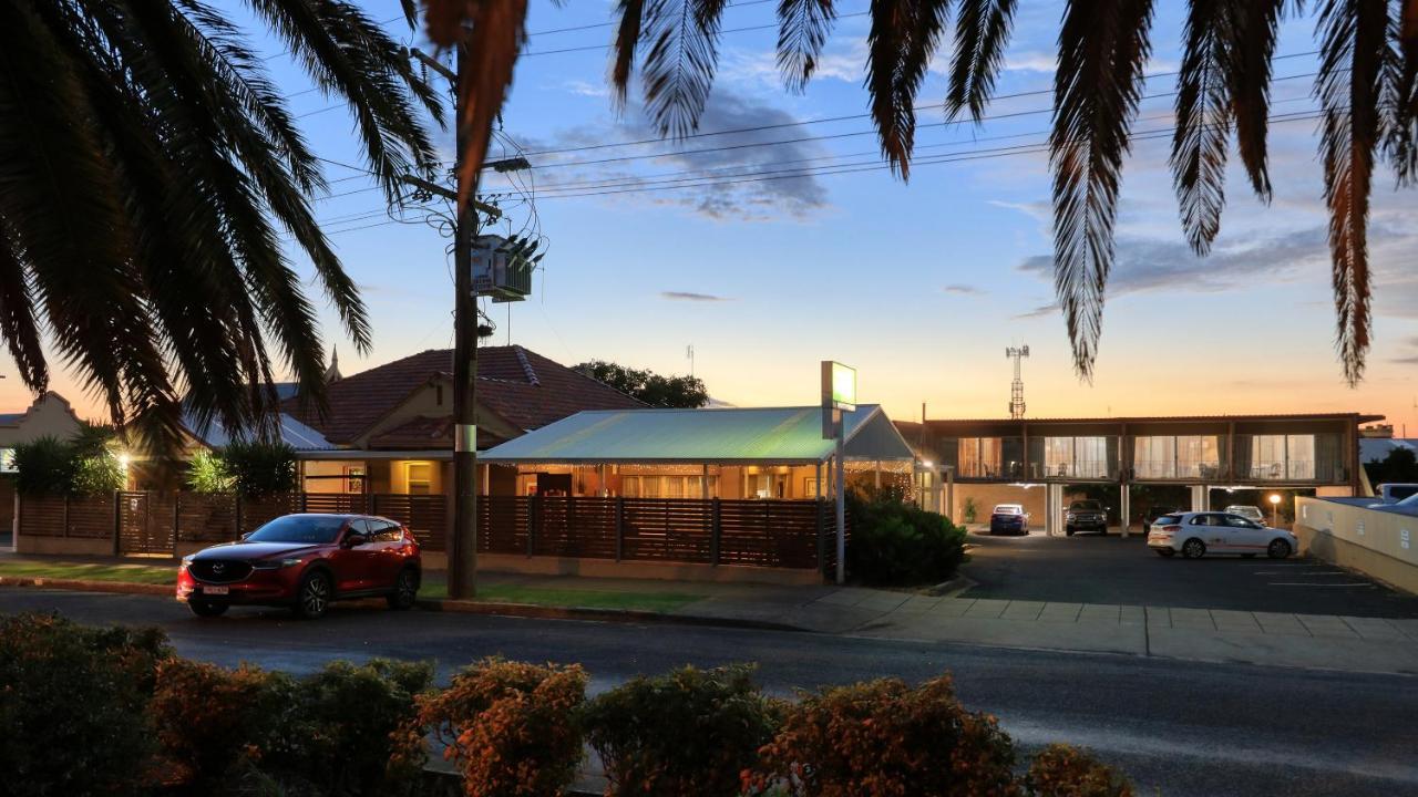 Court Street Motel Parkes Esterno foto